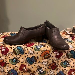 Like new Clarks size 6W grey leather shoes.